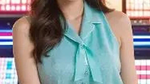 景甜32岁身材更纤瘦，脸部线条清晰，小腹捂手表情略显不适