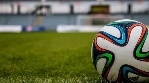 国足拼搏，第十二战士与球迷同在！